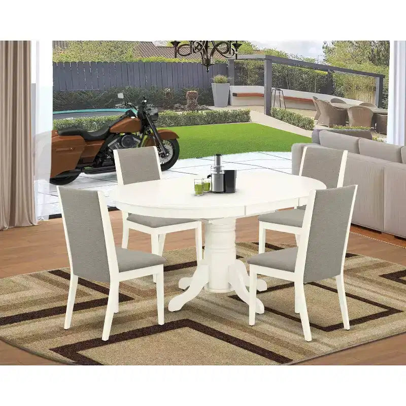 Table de salle à manger HomeStock 5 pièces en bois massif à plateau ovale, finition blanc lin, avec 4 chaises Parson et rallonge papillon