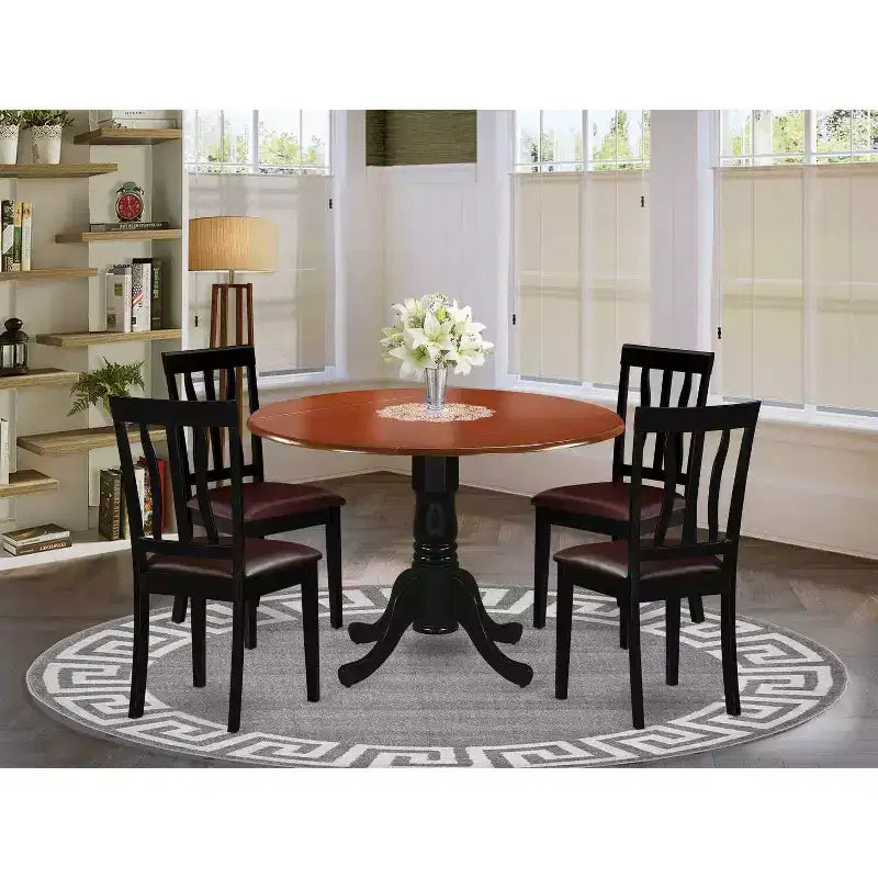 Table à manger HomeStock 5 pièces ronde noire et finition cerisier en bois massif avec 4 chaises