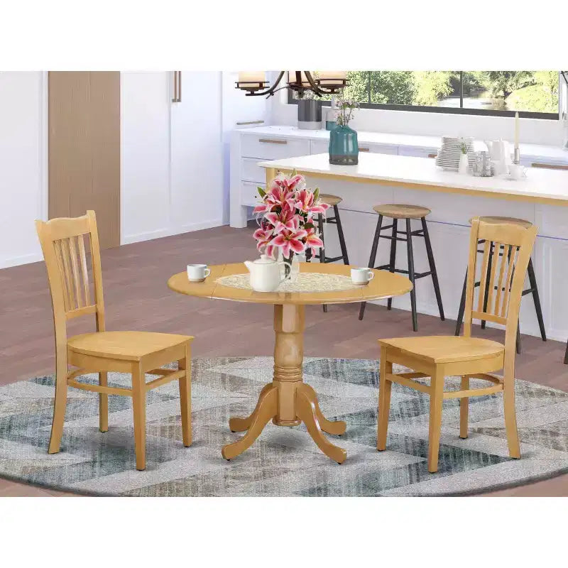 Table à manger HomeStock 3 pièces à plateau rond en bois massif au fini chêne naturel avec 2 chaises