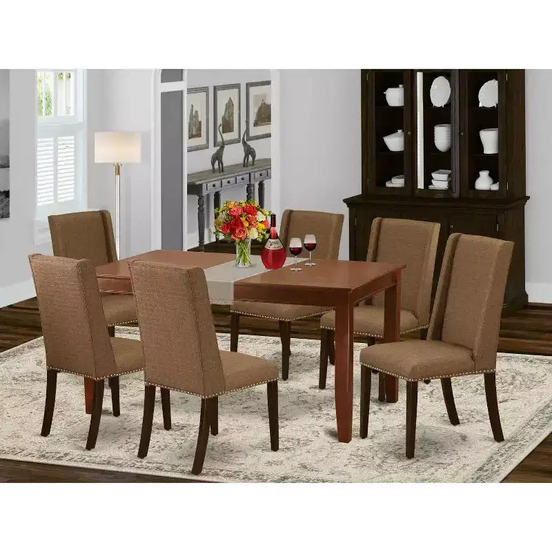 Table de salle à manger HomeStock 7 pièces avec plateau en bois massif finition acajou et 6 chaises Parson
