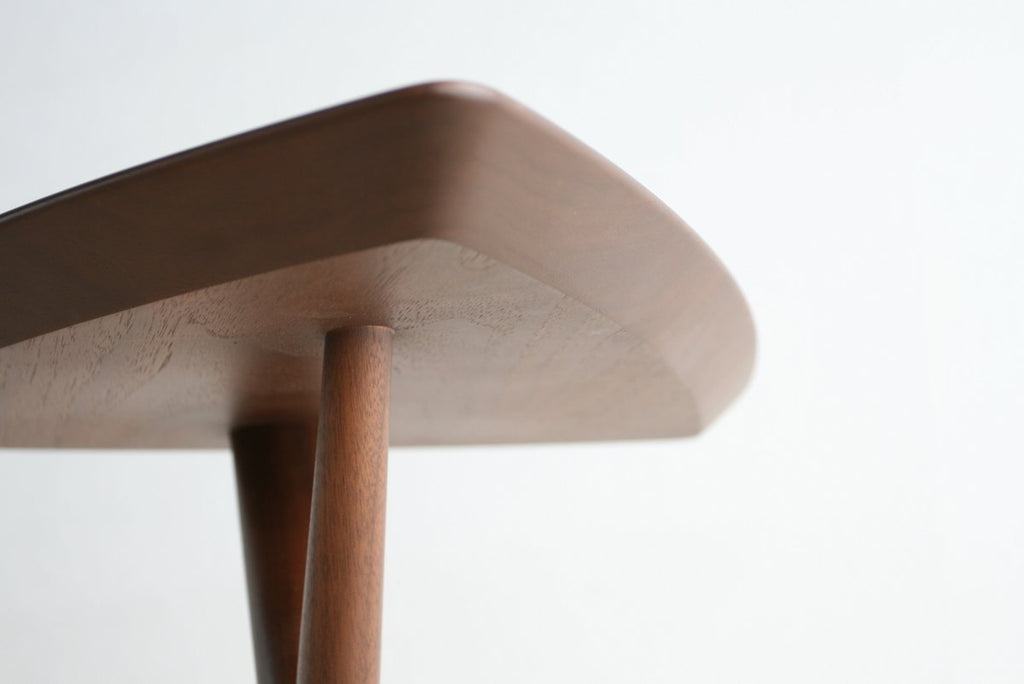 Table d'appoint en métal plaqué bois