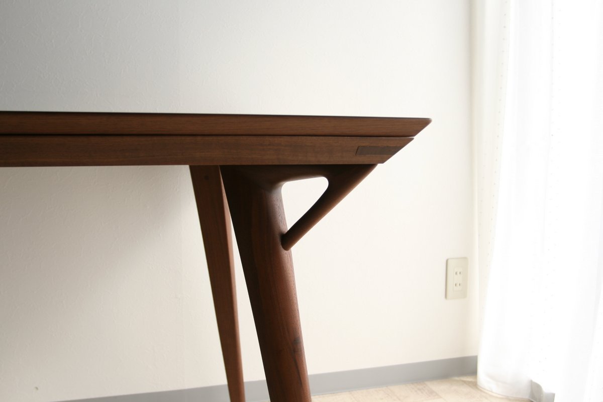 Table à manger en placage de bois massif confortable