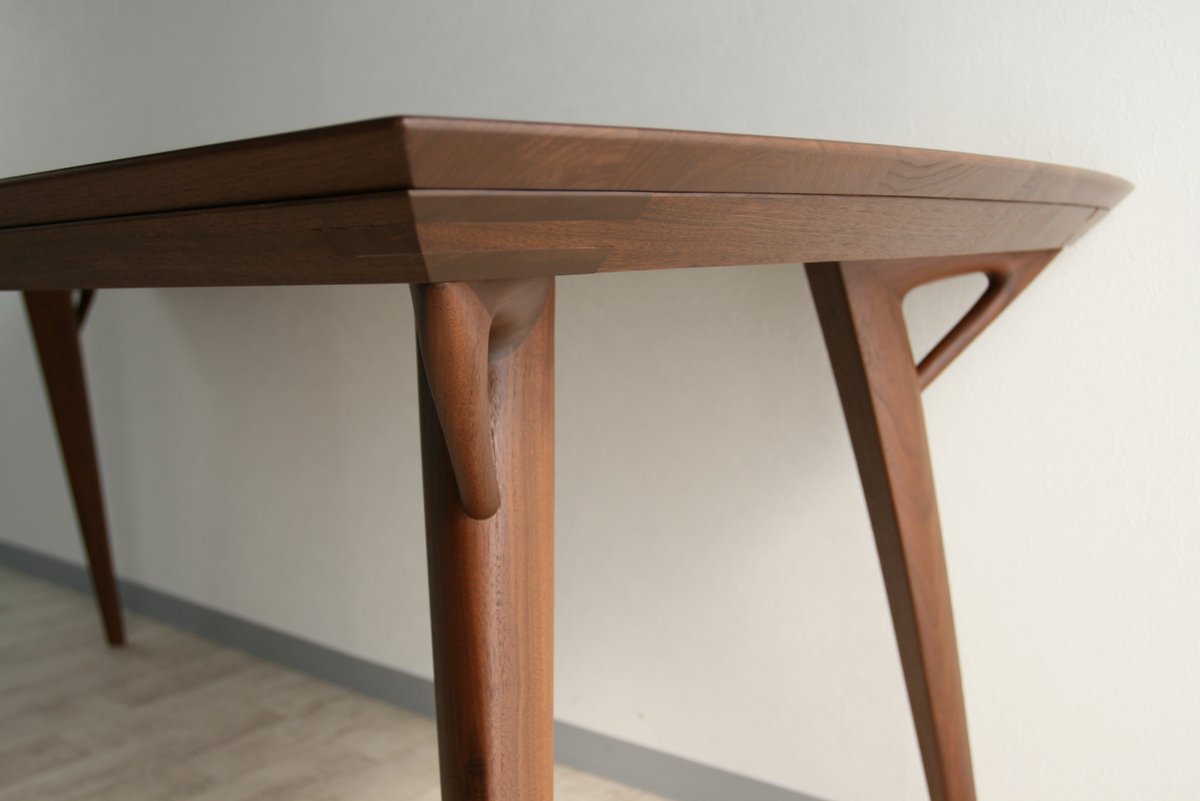 Table à manger en placage de bois massif confortable