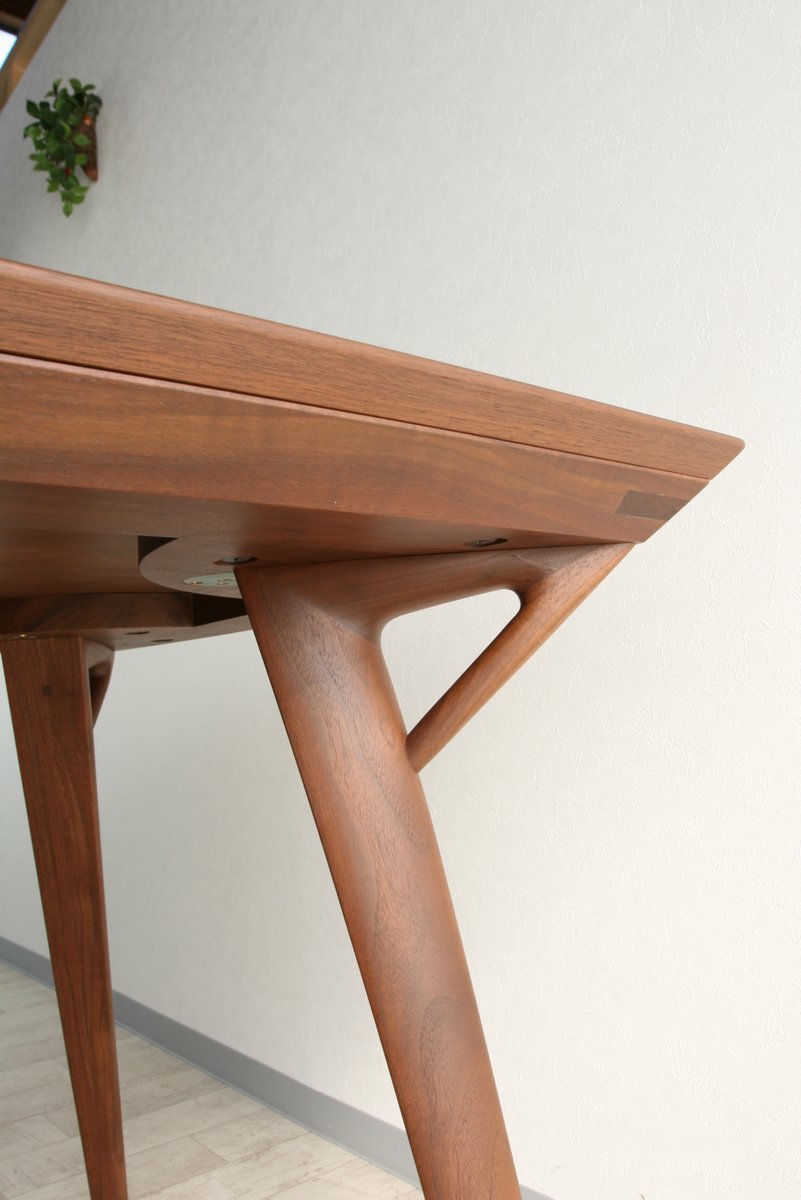 Table à manger en placage de bois massif confortable