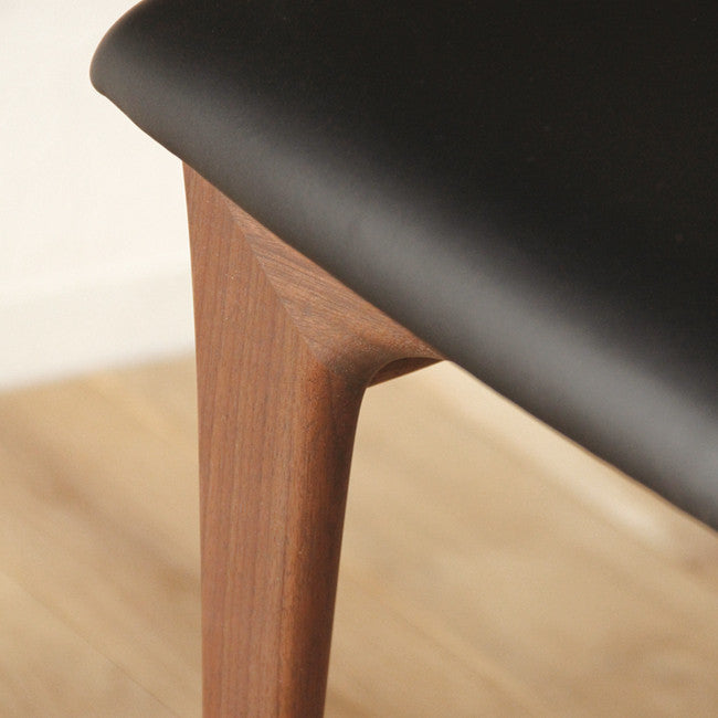 Chaise haute rembourrée en bois massif