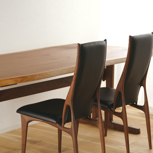 Chaise haute rembourrée en bois massif