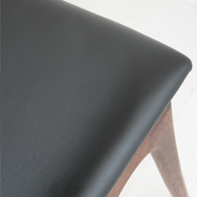 Chaise haute rembourrée en bois massif
