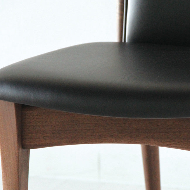 Chaise haute rembourrée en bois massif