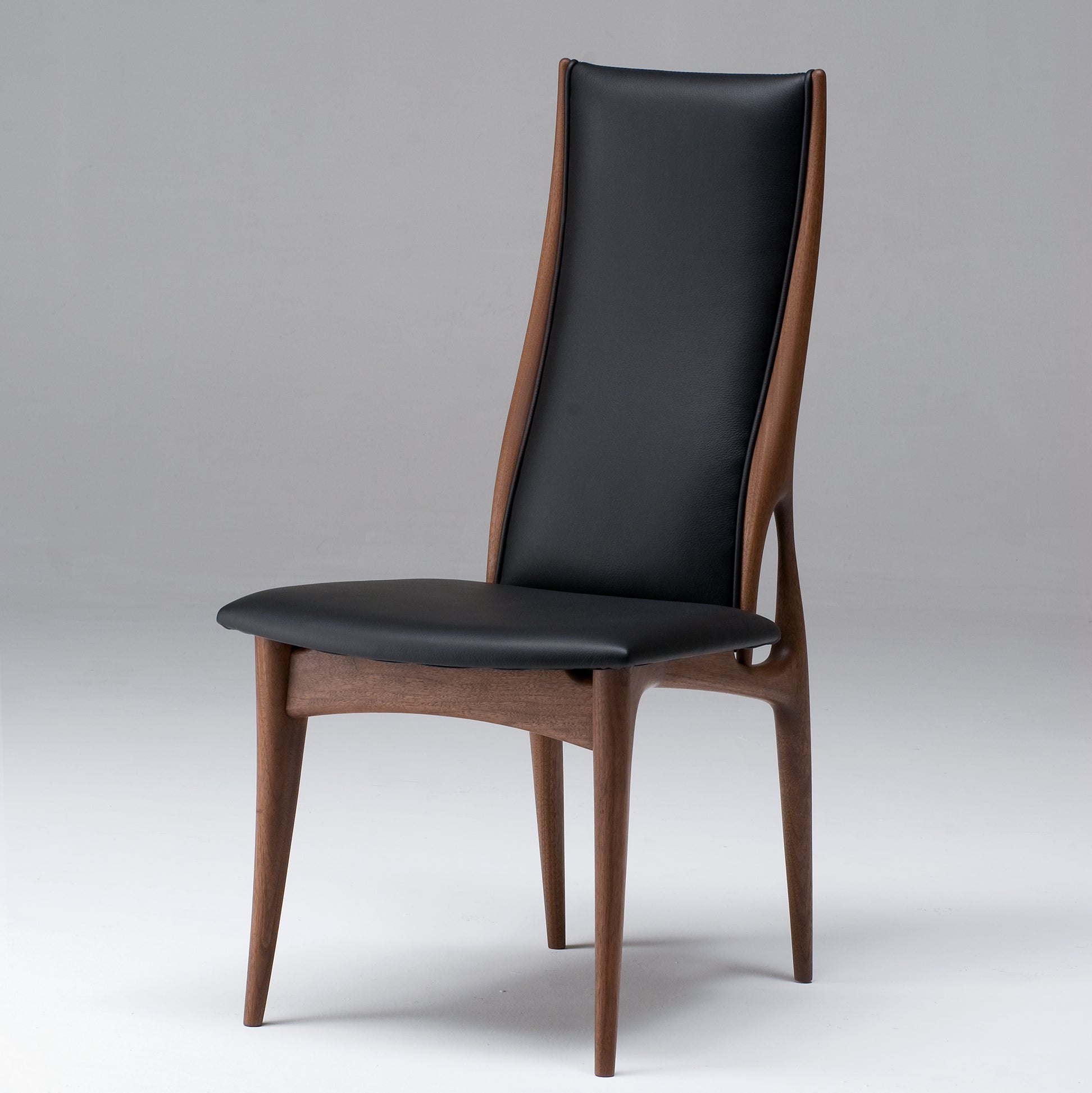 Chaise haute rembourrée en bois massif