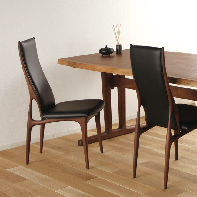 Chaise haute rembourrée en bois massif