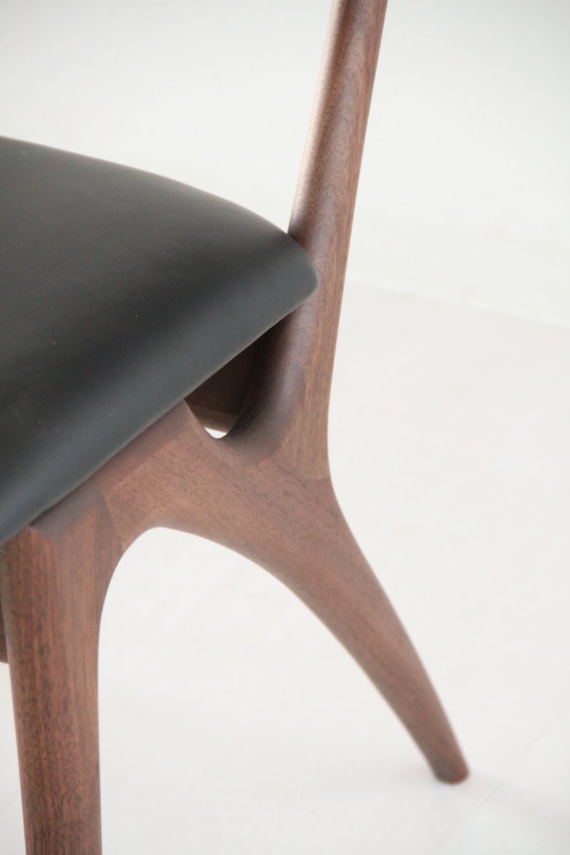 Chaise rembourrée en bois massif