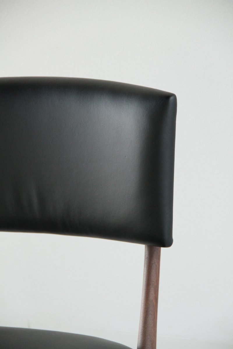 Chaise rembourrée en bois massif