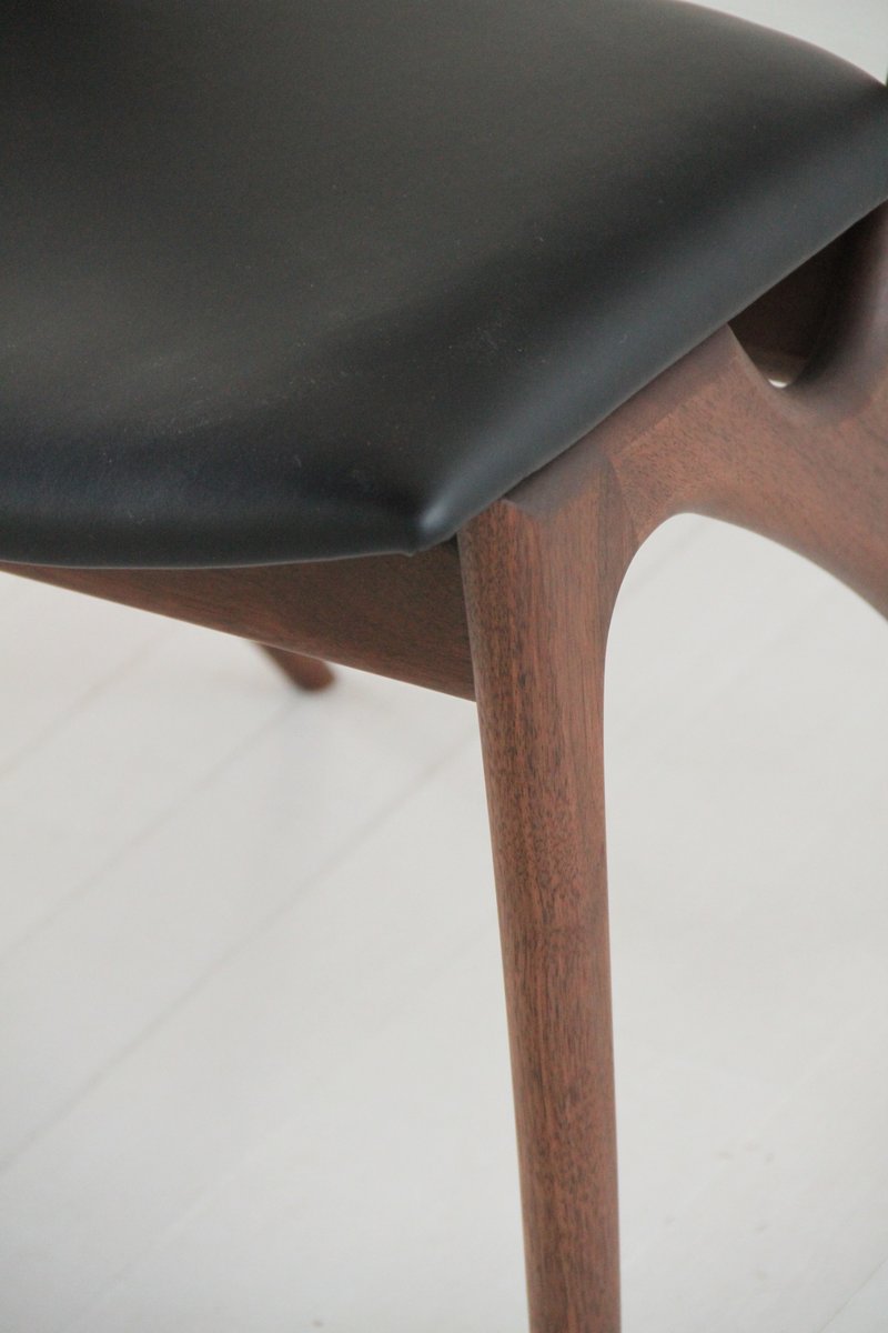 Chaise rembourrée en bois massif