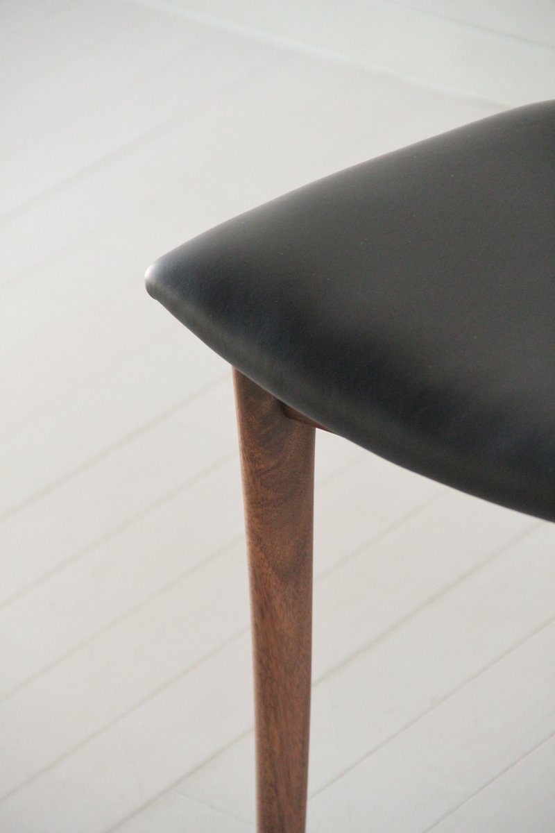 Chaise rembourrée en bois massif