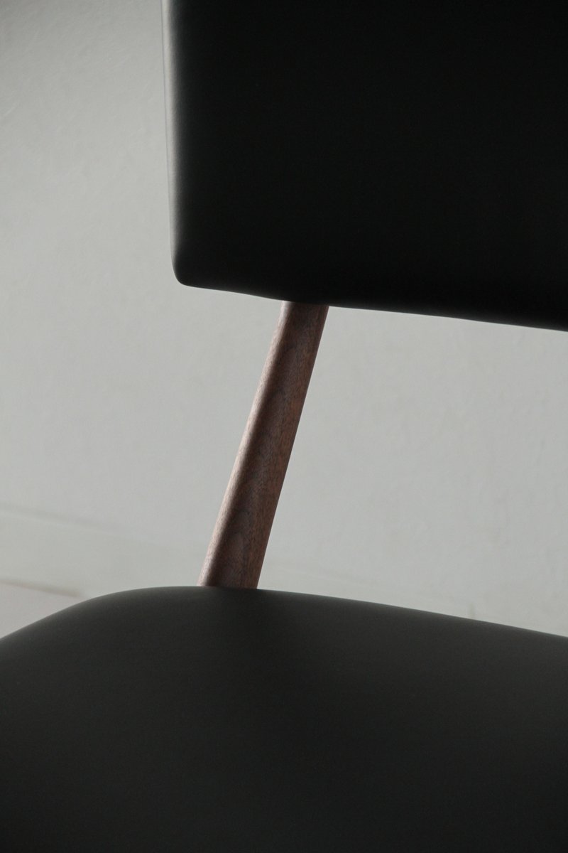 Chaise rembourrée en bois massif