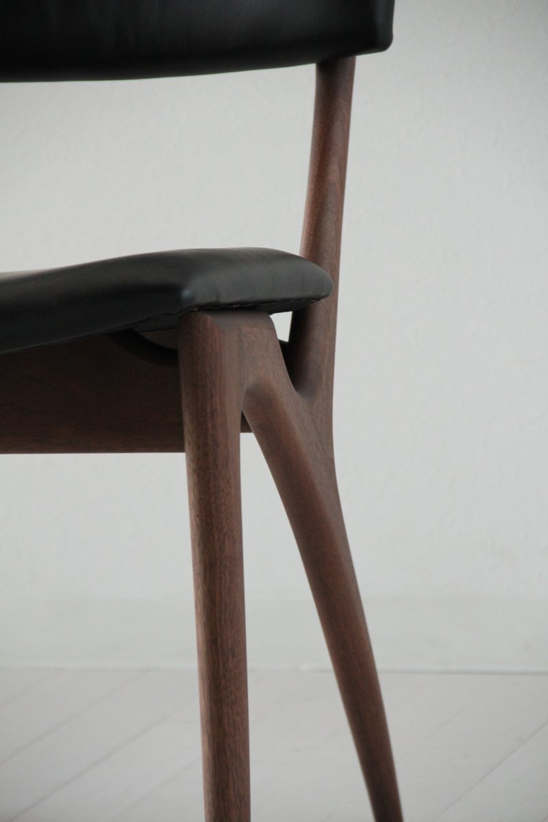 Chaise rembourrée en bois massif