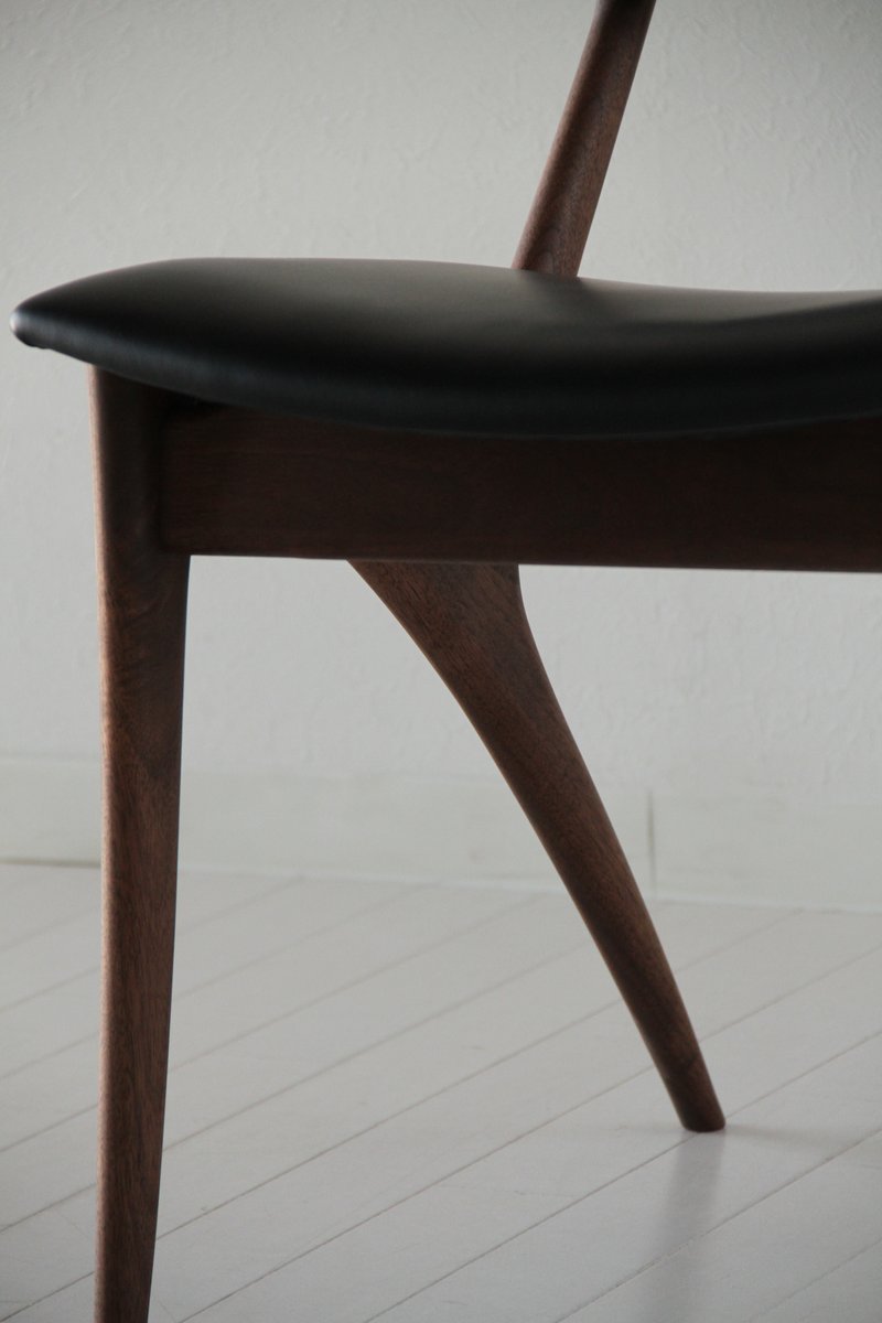 Chaise rembourrée en bois massif