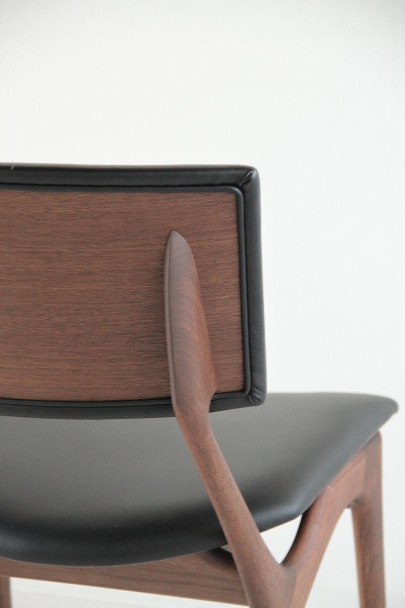 Chaise rembourrée en bois massif