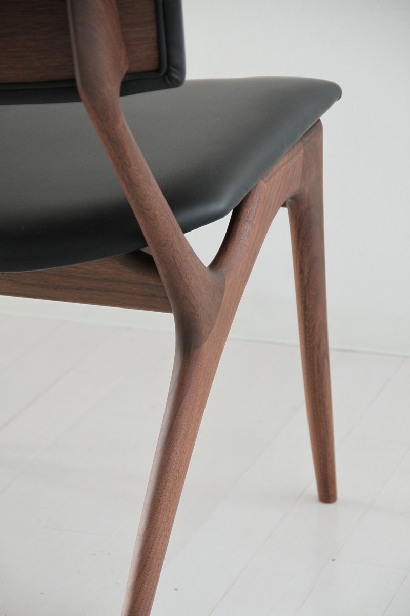 Chaise rembourrée en bois massif