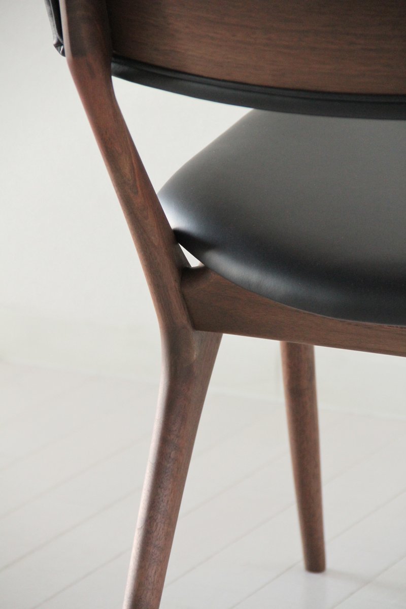 Chaise rembourrée en bois massif