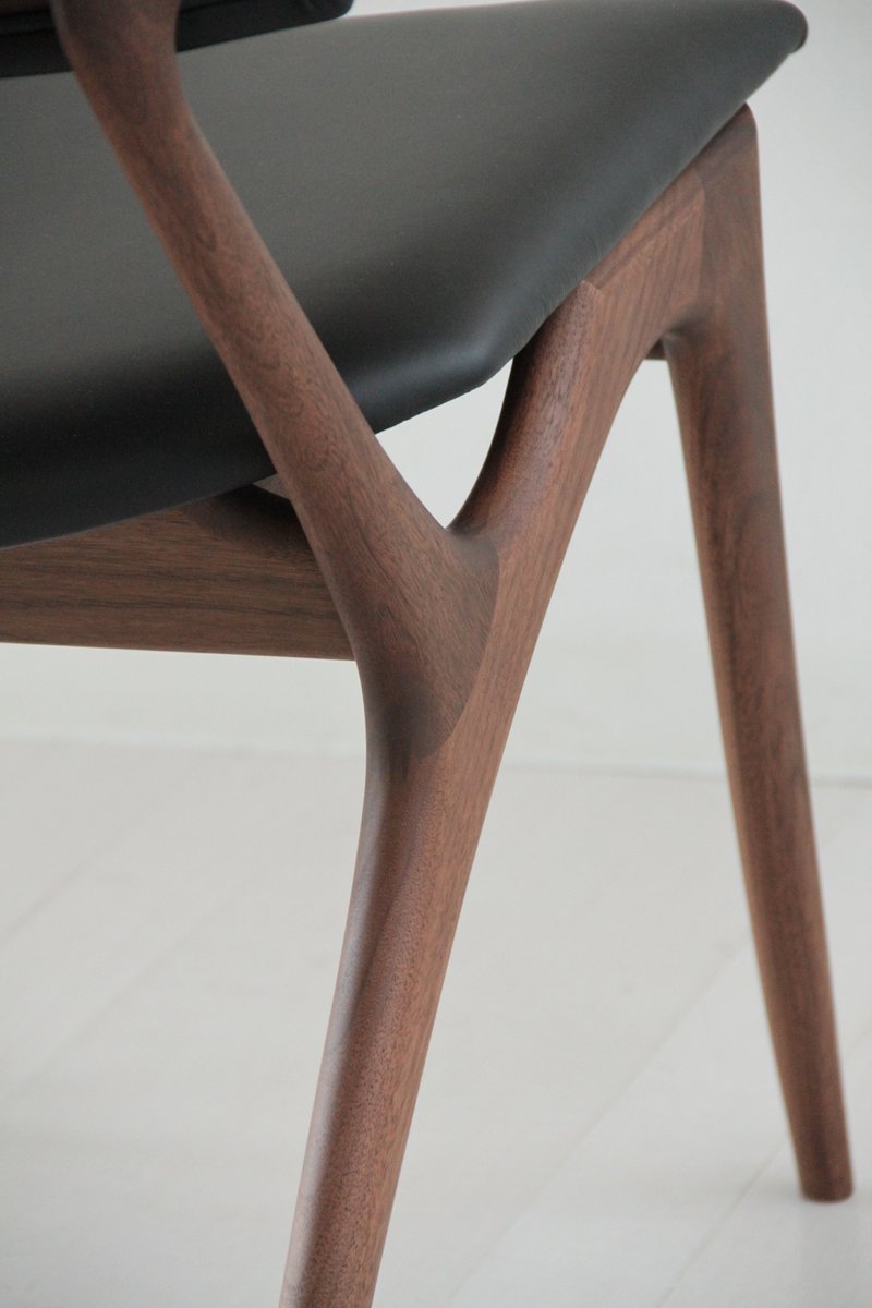 Chaise rembourrée en bois massif