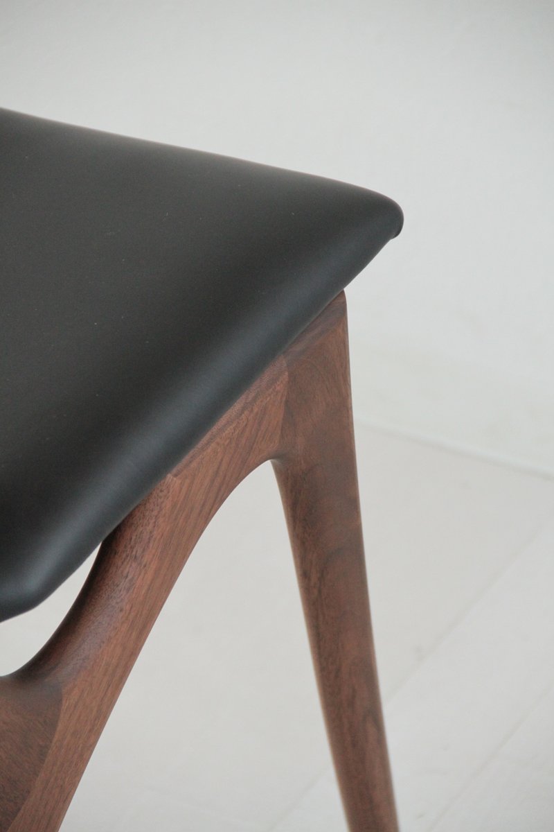 Chaise rembourrée en bois massif