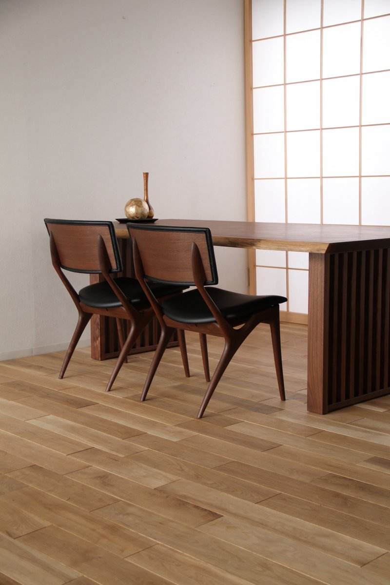 Chaise rembourrée en bois massif