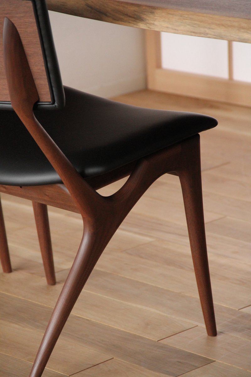 Chaise rembourrée en bois massif