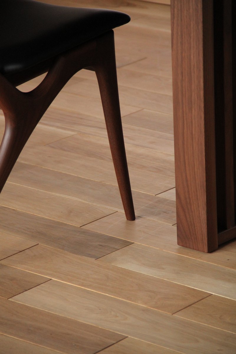 Chaise rembourrée en bois massif
