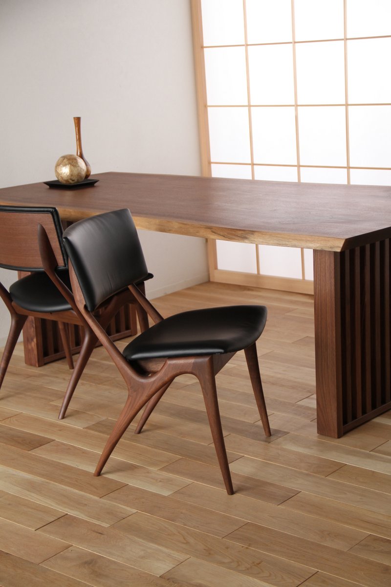 Chaise rembourrée en bois massif