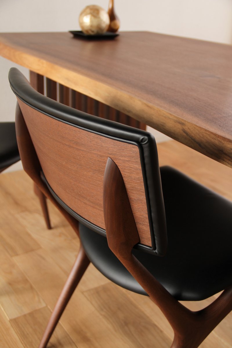 Chaise rembourrée en bois massif