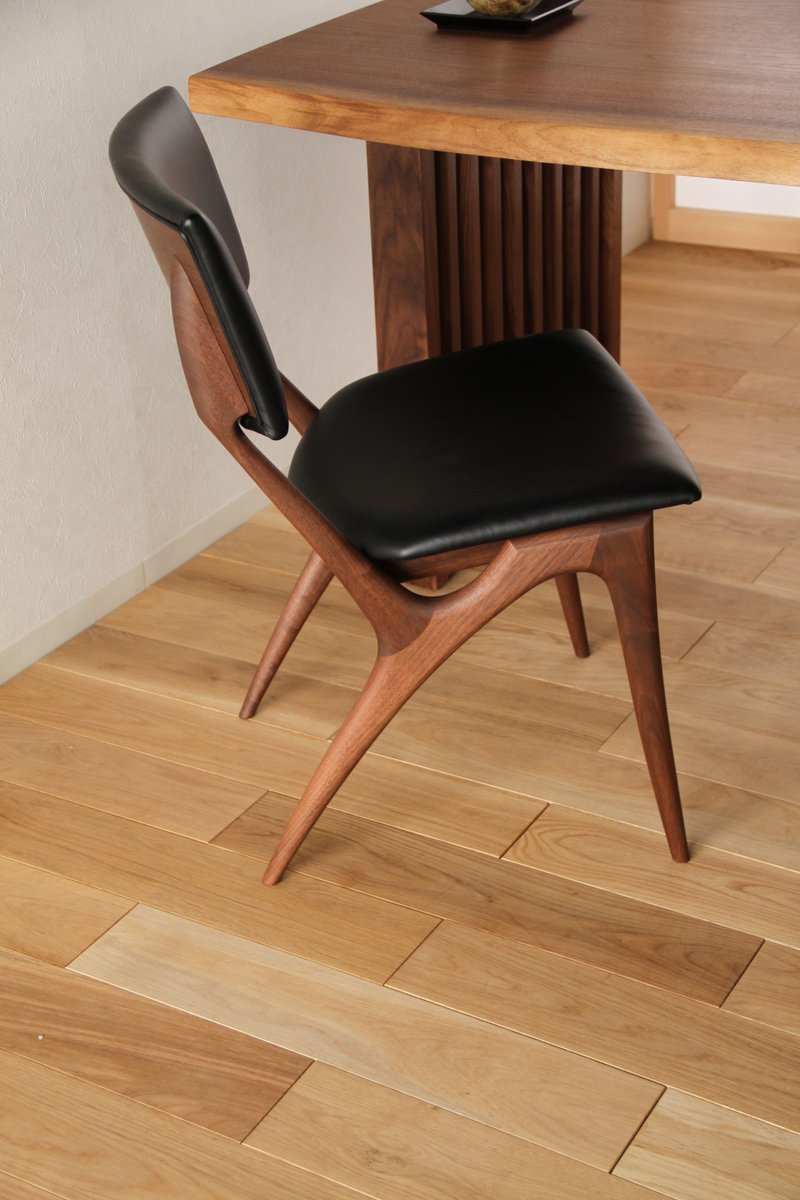 Chaise rembourrée en bois massif