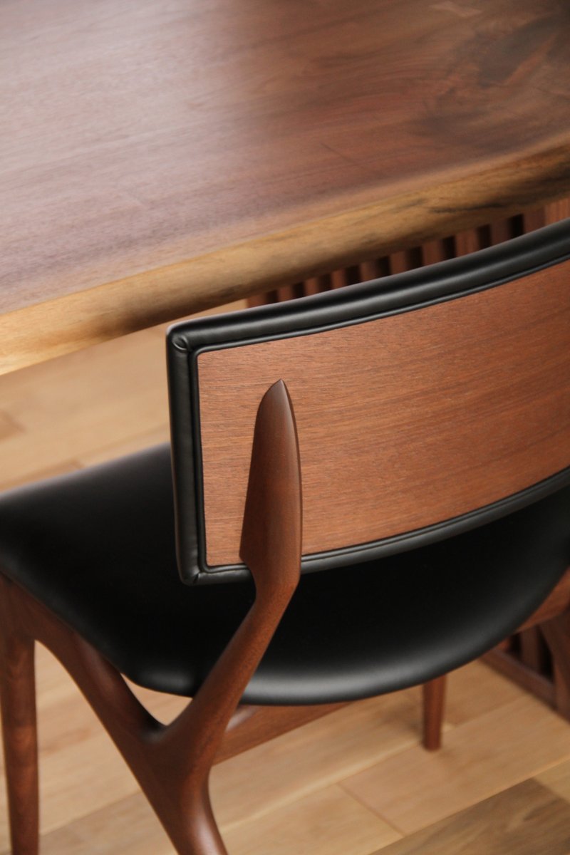 Chaise rembourrée en bois massif