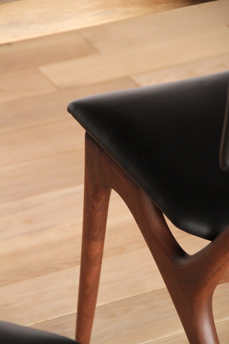 Chaise rembourrée en bois massif