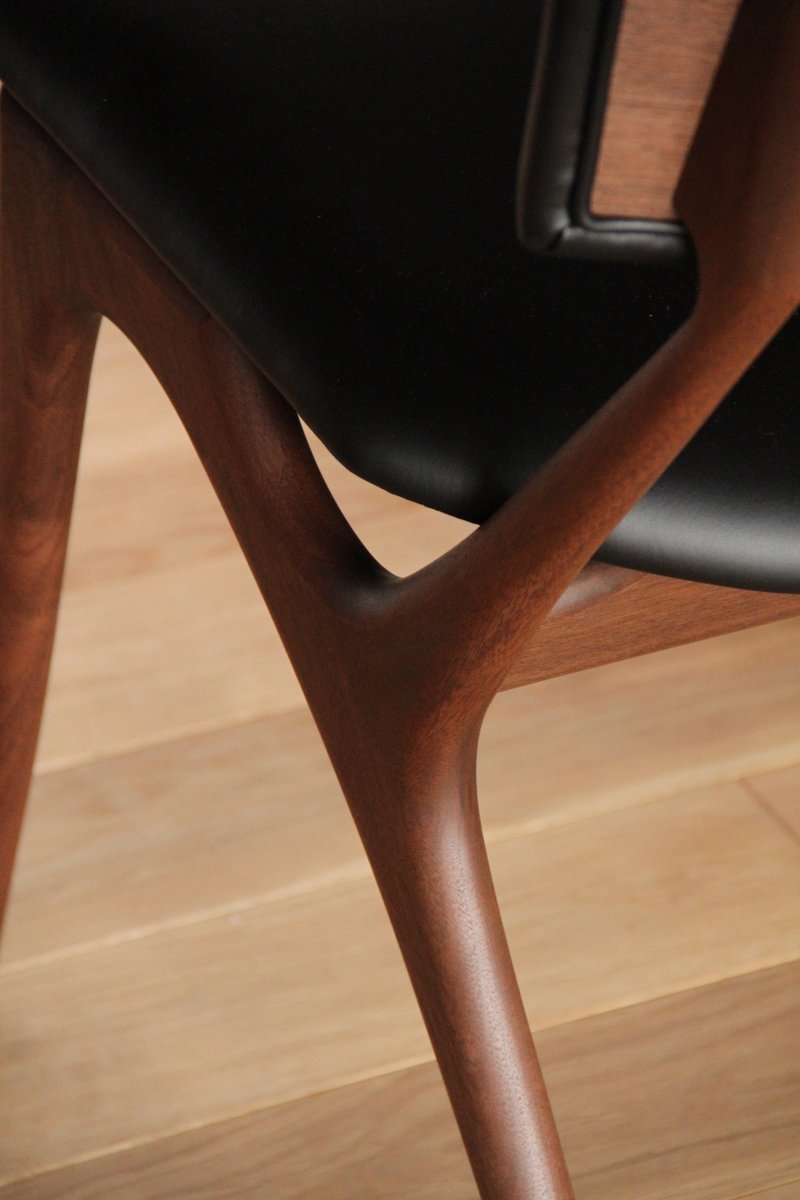 Chaise rembourrée en bois massif