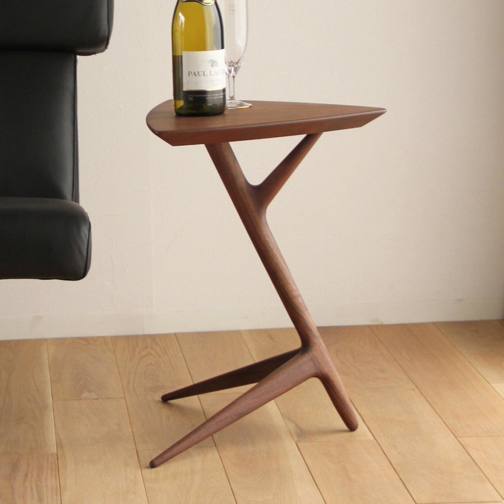 Table d'appoint en métal plaqué bois
