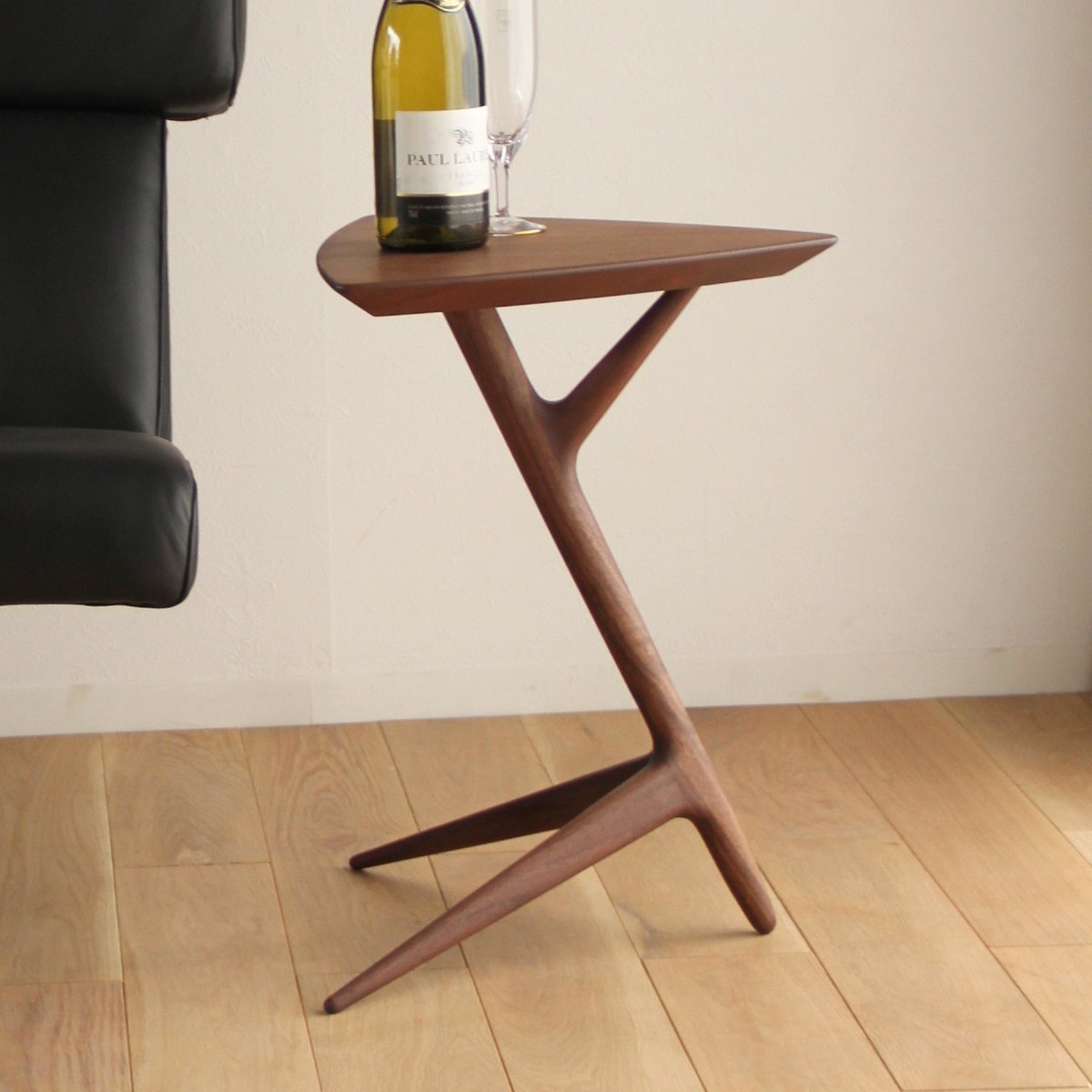 Table d'appoint en métal plaqué bois