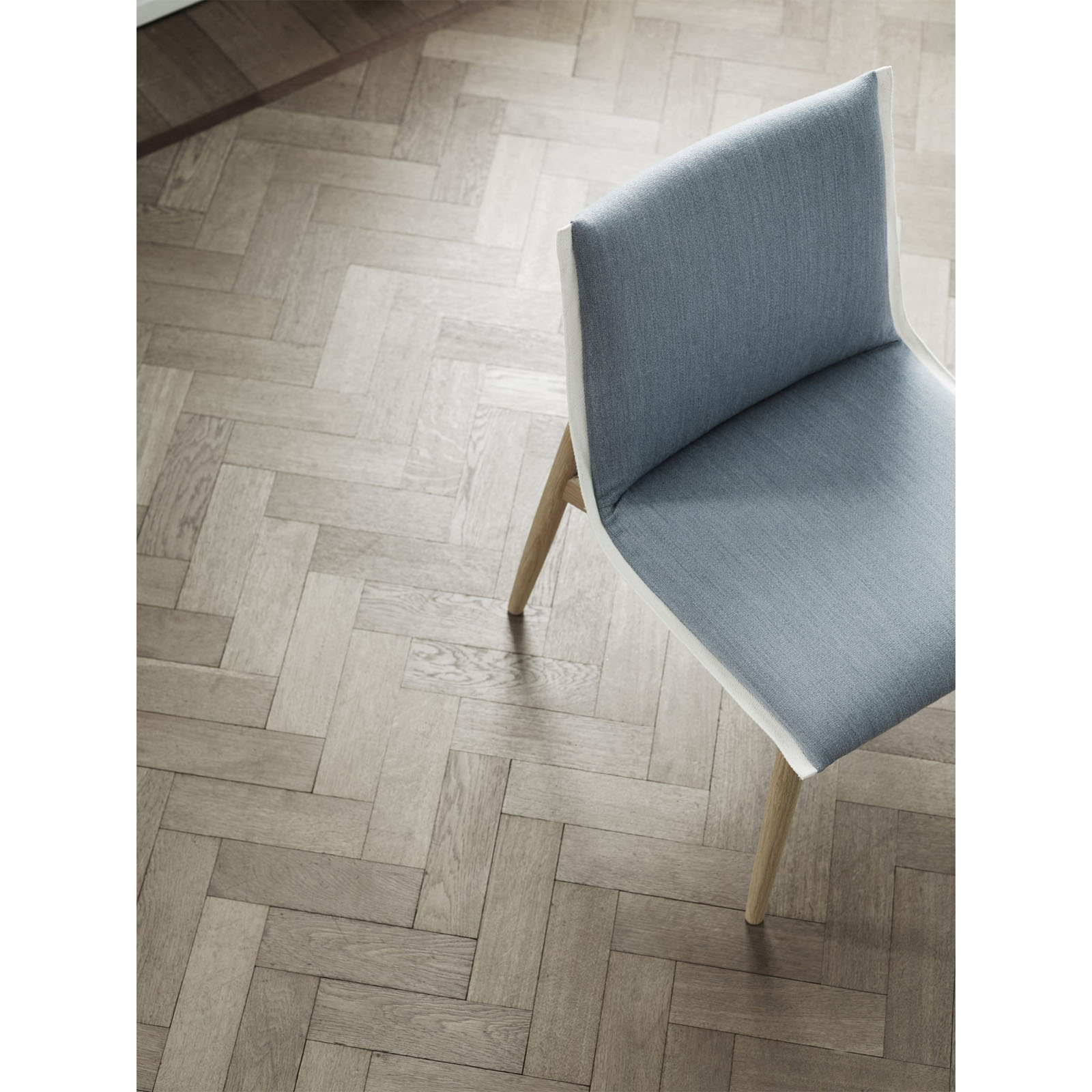 Chaise de salle à manger en chêne massif et noyer massif avec revêtement en tissu