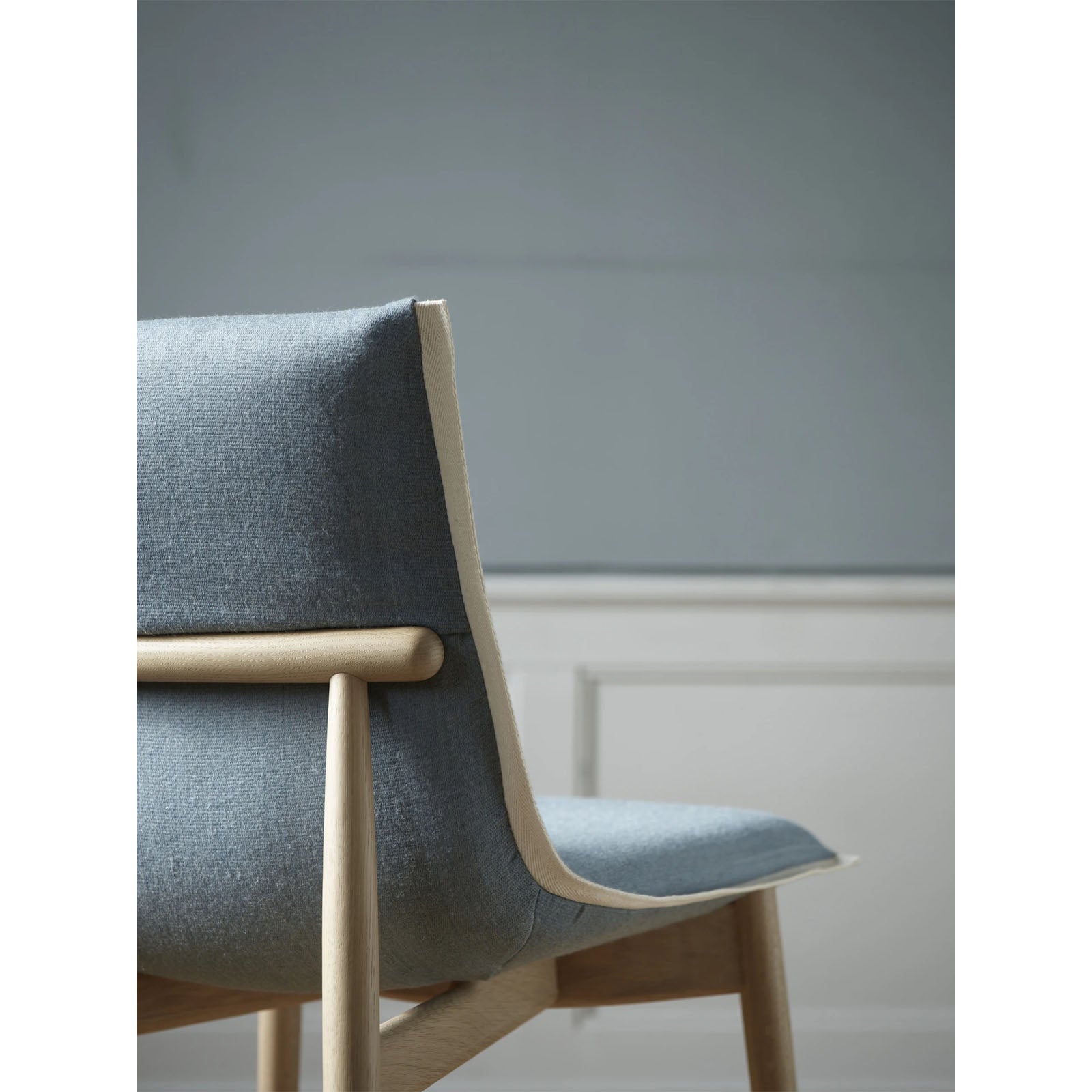 Chaise de salle à manger en chêne massif et noyer massif avec revêtement en tissu