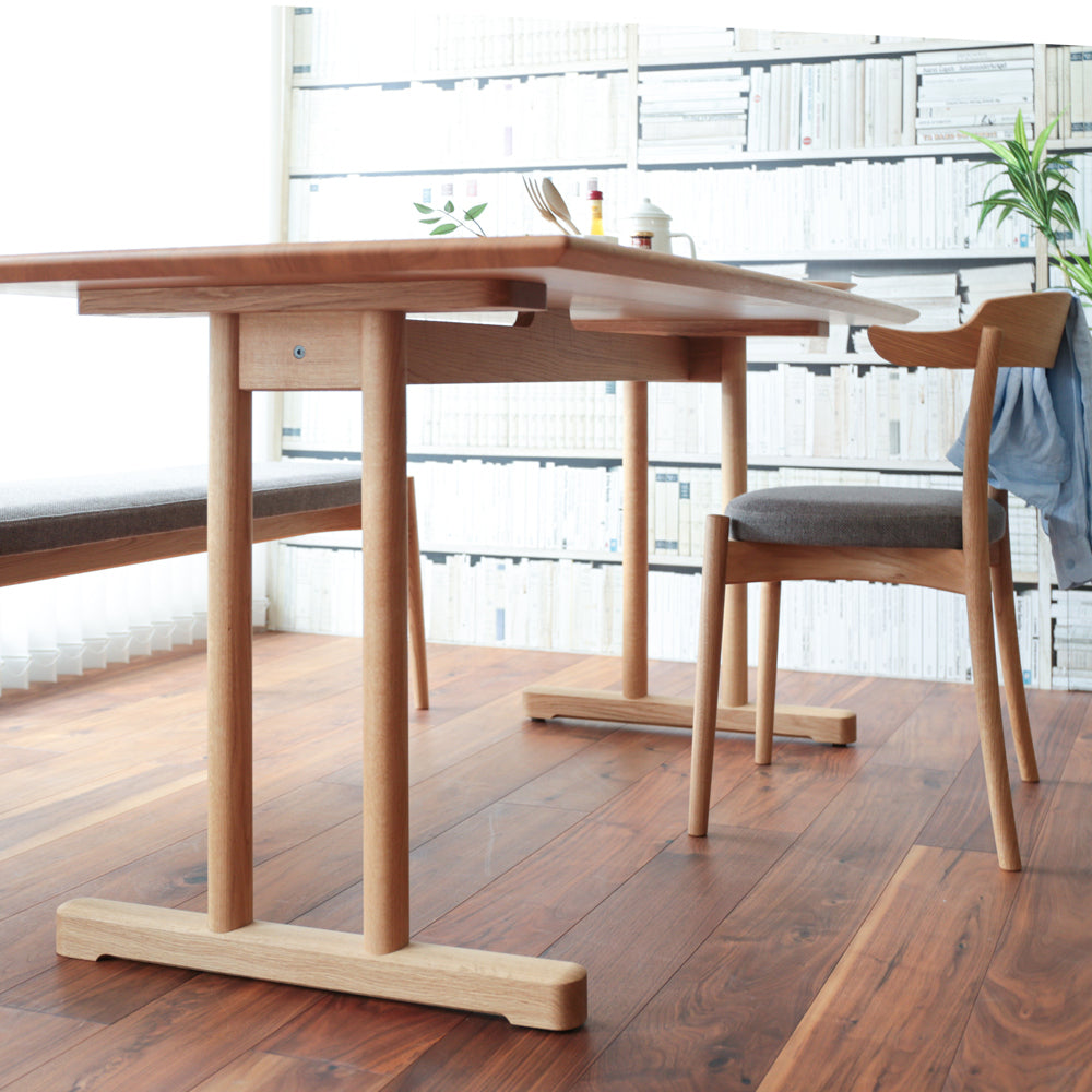 Grande table à manger en bois massif