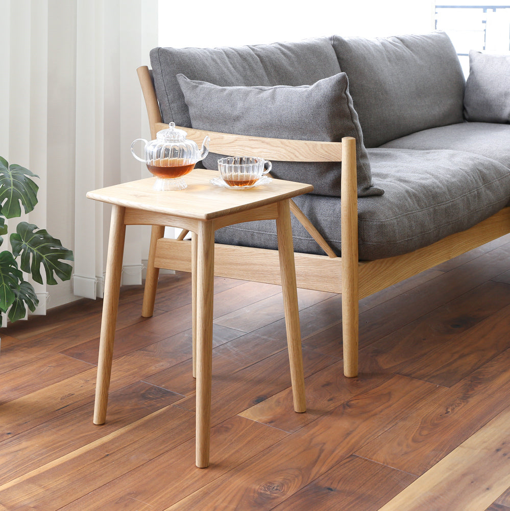Table basse compacte en bois massif