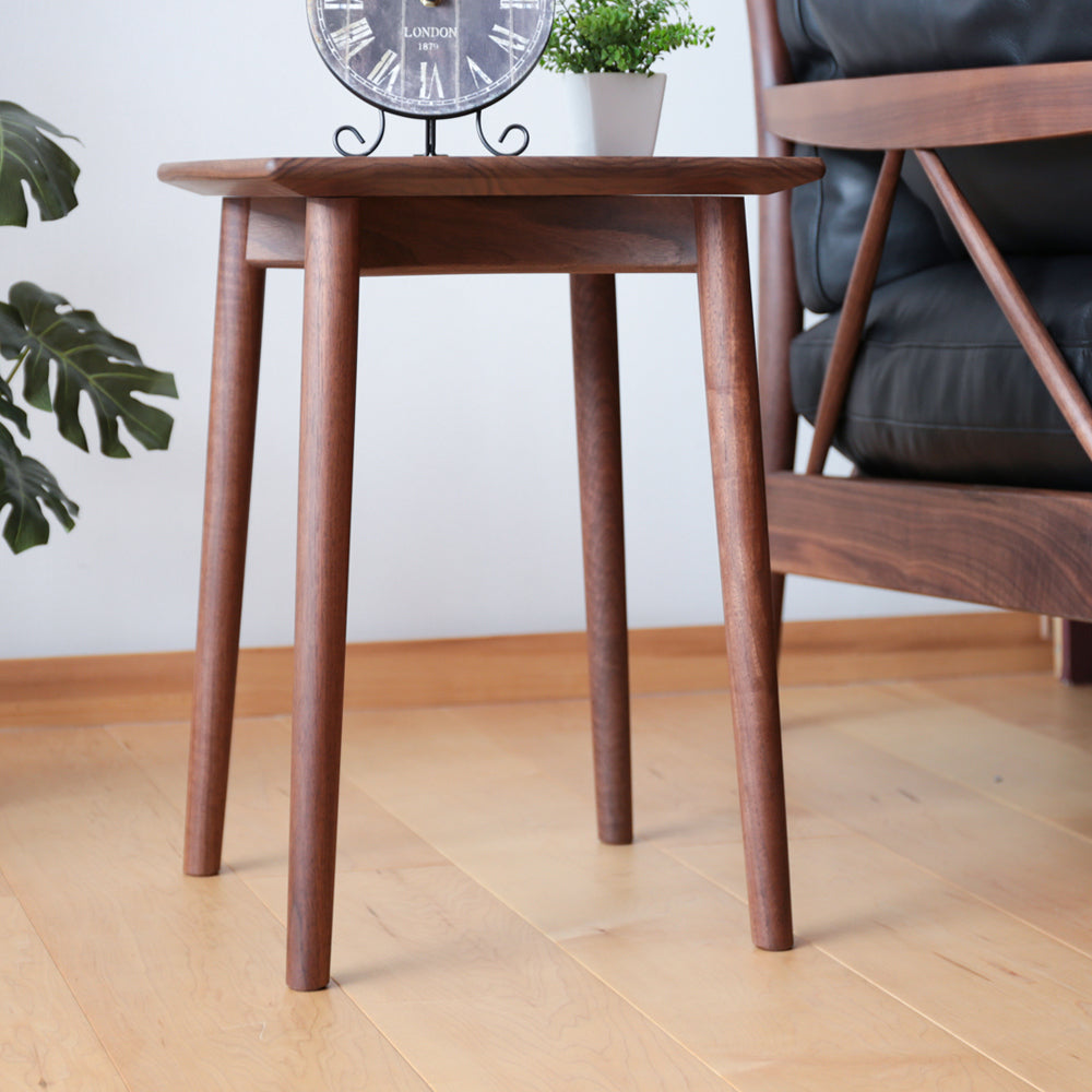 Table basse compacte en bois massif
