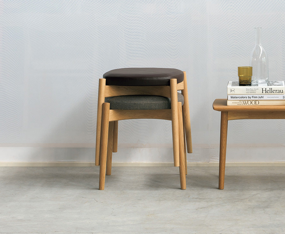 Tabouret rembourré en noyer massif