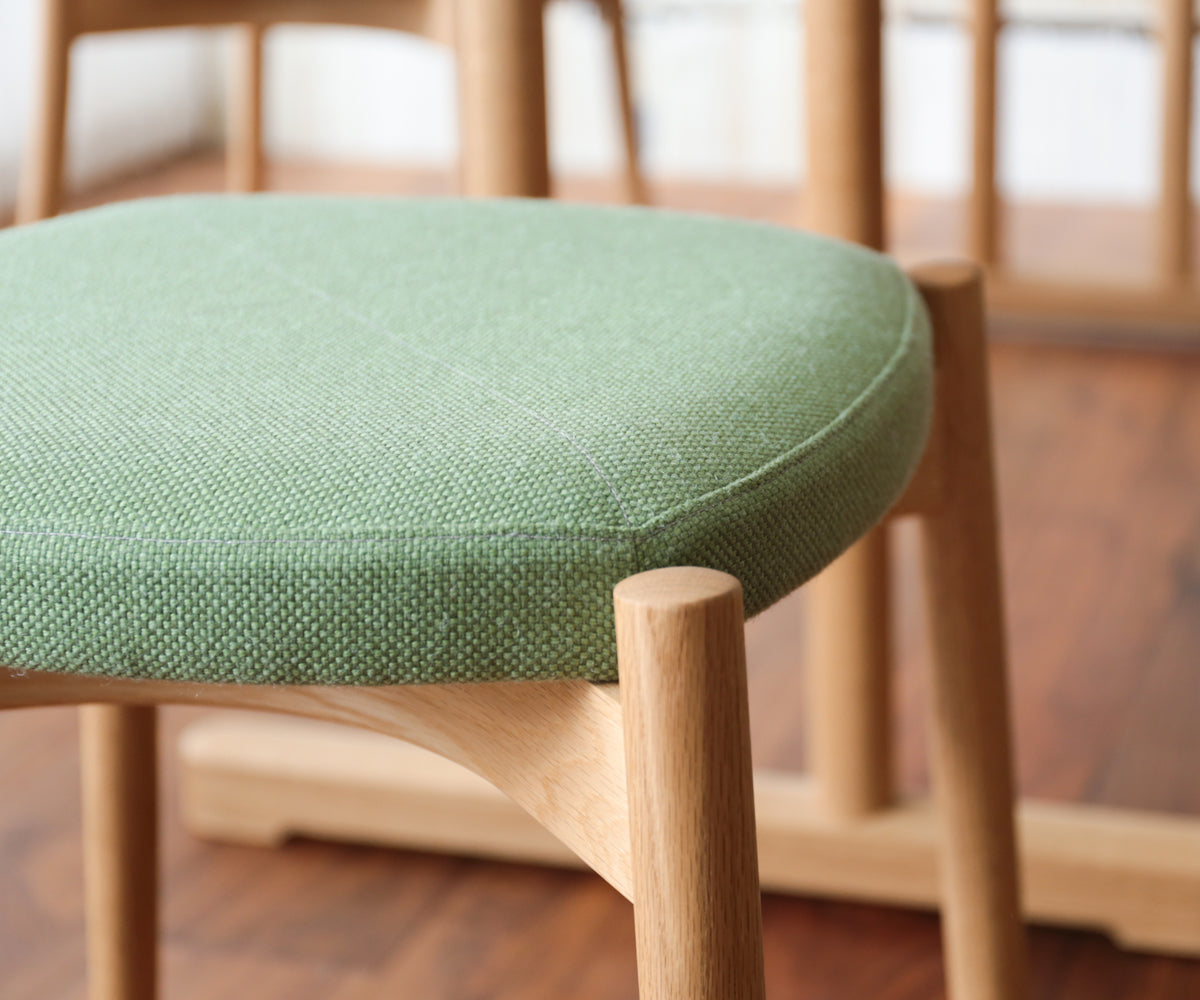 Tabouret rembourré en noyer massif