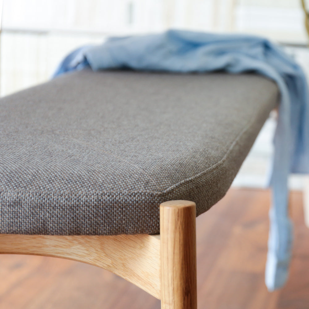 Banc rembourré en bois massif