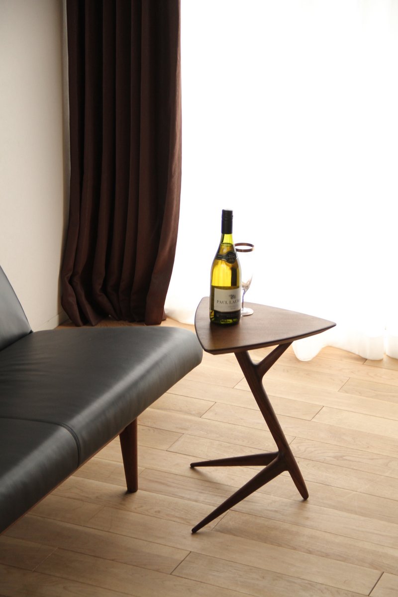 Table d'appoint en métal plaqué bois