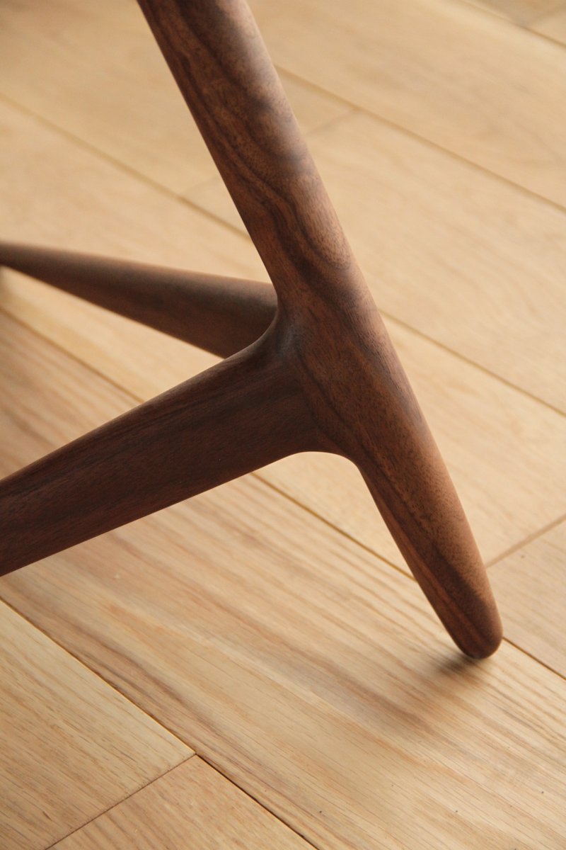 Table d'appoint en métal plaqué bois
