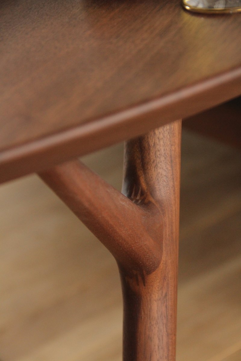 Table d'appoint en métal plaqué bois
