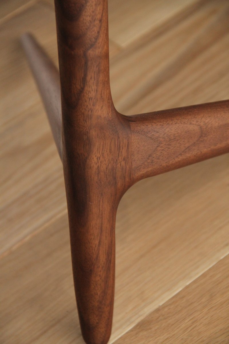 Table d'appoint en métal plaqué bois