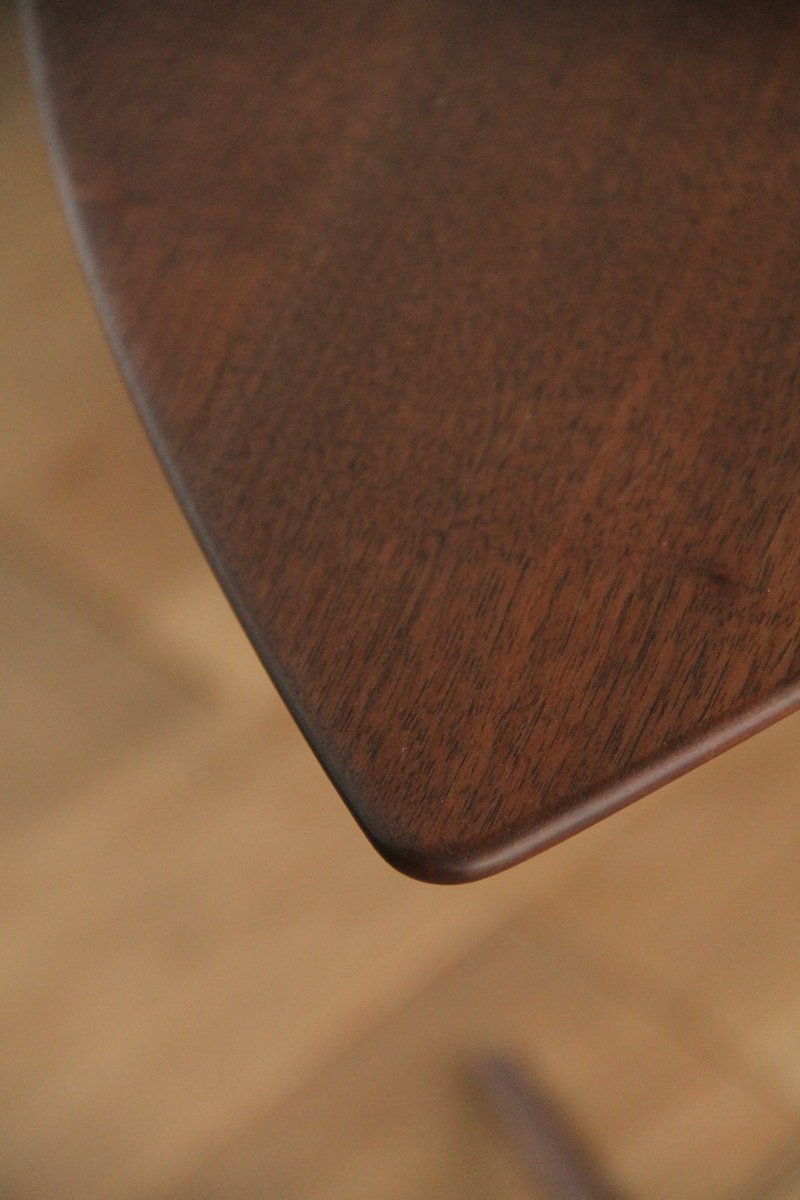 Table d'appoint en métal plaqué bois